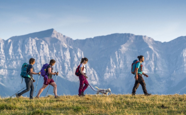 Excursionistes amb el Cadí de fons, al seu pas per Prullans Excursionistes amb el Cadí de fons, al seu pas per Prullans