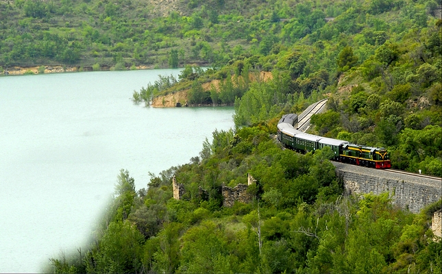 El Tren dels llacs passa per 4 llacs, 40 túnels i 75 ponts entre Lleida i la Pobla de Segur El Tren dels llacs passa per 4 llacs, 40 túnels i 75 ponts entre Lleida i la Pobla de Segur