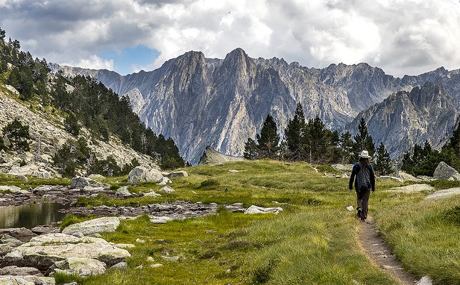 Senderista al Parc Nacional d'Aigüestortes i Estany de Sant Maurici Senderista al Parc Nacional d'Aigüestortes i Estany de Sant Maurici
