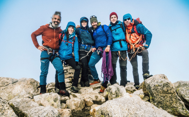Sis expedicionaris recorren els Pirineus des del cap de Creus fins a la Tuc de Molières, a la frontera amb l'Aragó