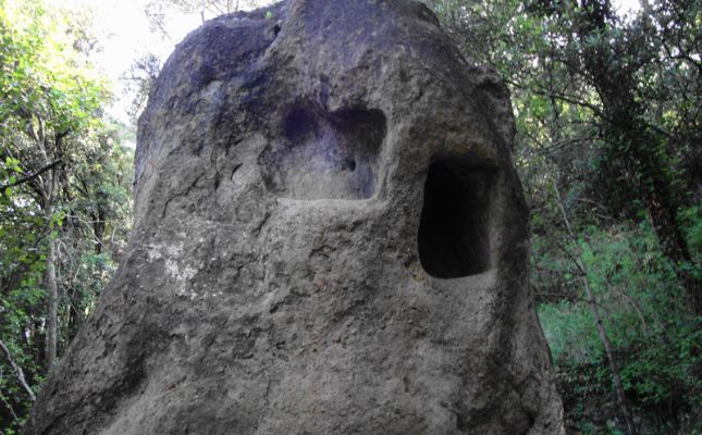 El Roc Foradat, a Prats de Lluçanès El Roc Foradat, a Prats de Lluçanès