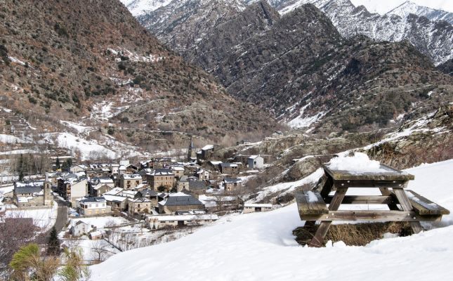 Alins envoltat de muntanyes nevades Alins envoltat de muntanyes nevades