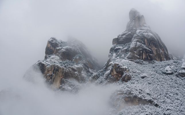 Montserrat engolida per la boira Montserrat engolida per la boira