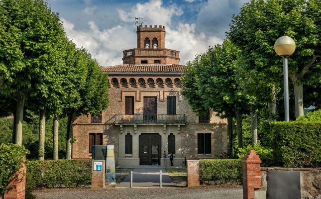 La façana de l'antiga colònia textil