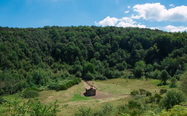L’ermita de Santa Margarida, al fons del cràter del volcà del mateix nom L’ermita de Santa Margarida, al fons del cràter del volcà del mateix nom