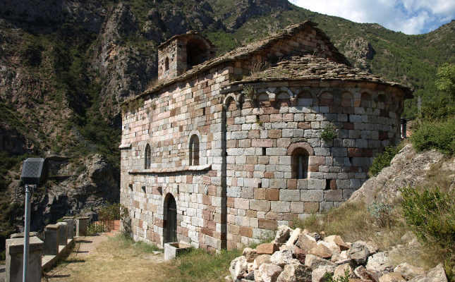 El santuari de la Mare de Déu d’Arboló, envoltat de muntanyes El santuari de la Mare de Déu d’Arboló, envoltat de muntanyes