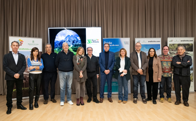 Els membres del jurat amb el president de la Diputació, Joan Talarn i la vicepresidenta del Patronat de Turisme, Rosa Pujol, a la Sala Polivalent de la Diputació de Lleida