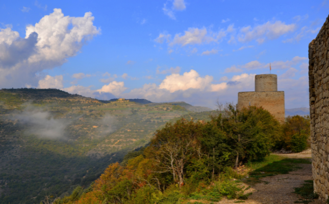 El castell de Mur des d’un dels murs de l’església de Santa Maria El castell de Mur des d’un dels murs de l’església de Santa Maria