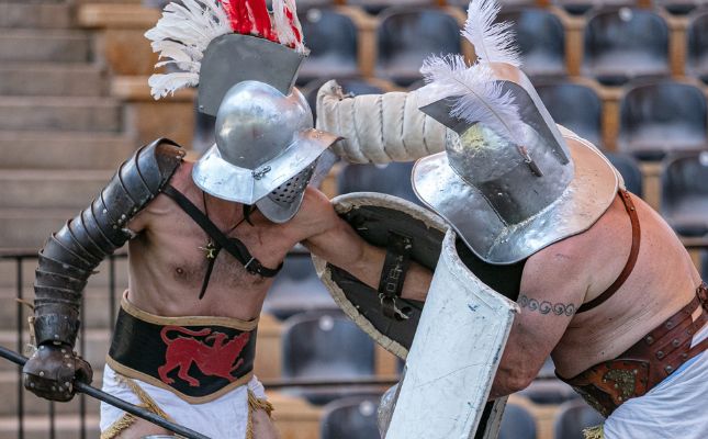 Recreació d’una batalla entre dos gladiadors de l’època romana a l’escenari de Tarraco Viva Recreació d’una batalla entre dos gladiadors de l’època romana a l’escenari de Tarraco Viva