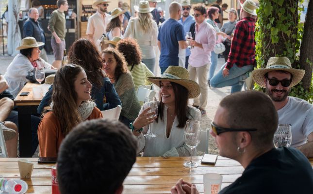 Tast de vins als estands del recinte firal de Falset