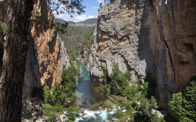 Els estrets de Montanejos, a Castelló, són un lloc ideal per practicar barranquisme, ràfting o caiac