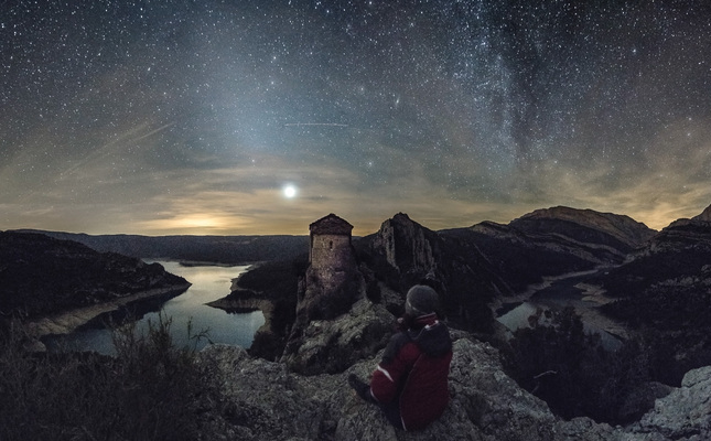 El cel nocturn de la vall d'Àger des de l'ermita de la Pertusa El cel nocturn de la vall d'Àger des de l'ermita de la Pertusa