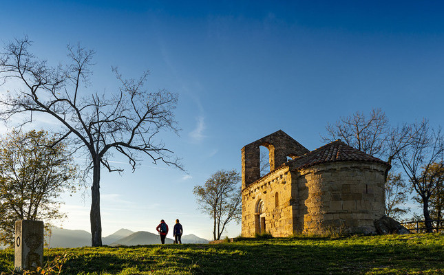 L’església romànica de Sant Miquel del Mont a la Vall de Bianya L’església romànica de Sant Miquel del Mont a la Vall de Bianya
