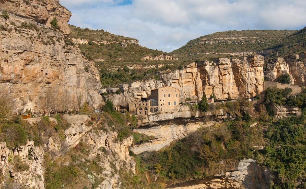 Monestir de Sant Miquel del Fai a l’Espai Natural dels Cingles de Bertí 