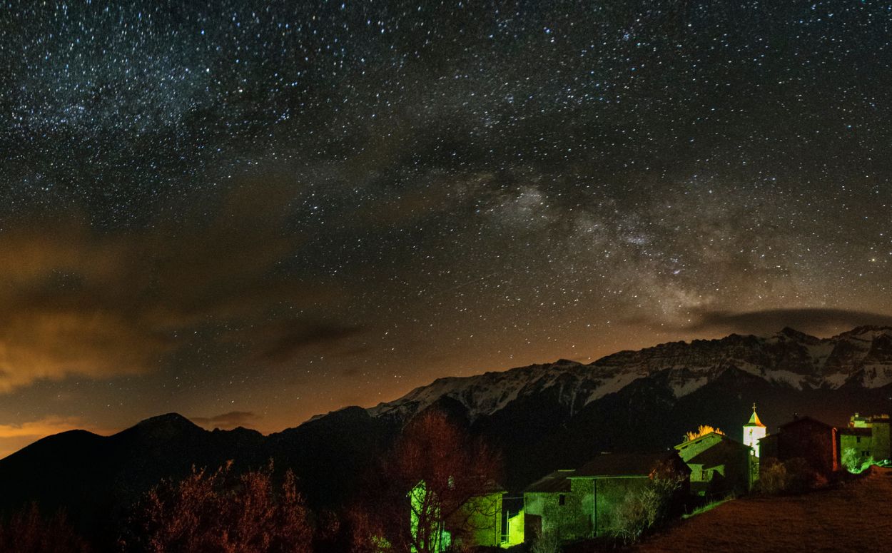 Via Làctia sobre la cara nord de la Serra del Cadí vista des d'Estana (Cerdanya)