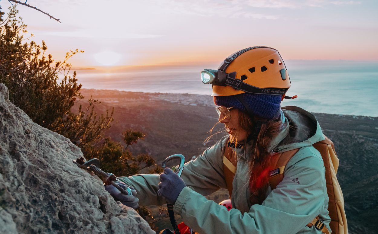 L'Alba da Virgi fent la via ferrada Serres de Mestral mentre surt el sol