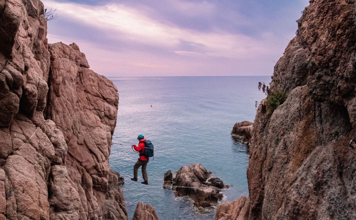 La via ferrada de la cala del Molí és més èpica mentre surt el sol