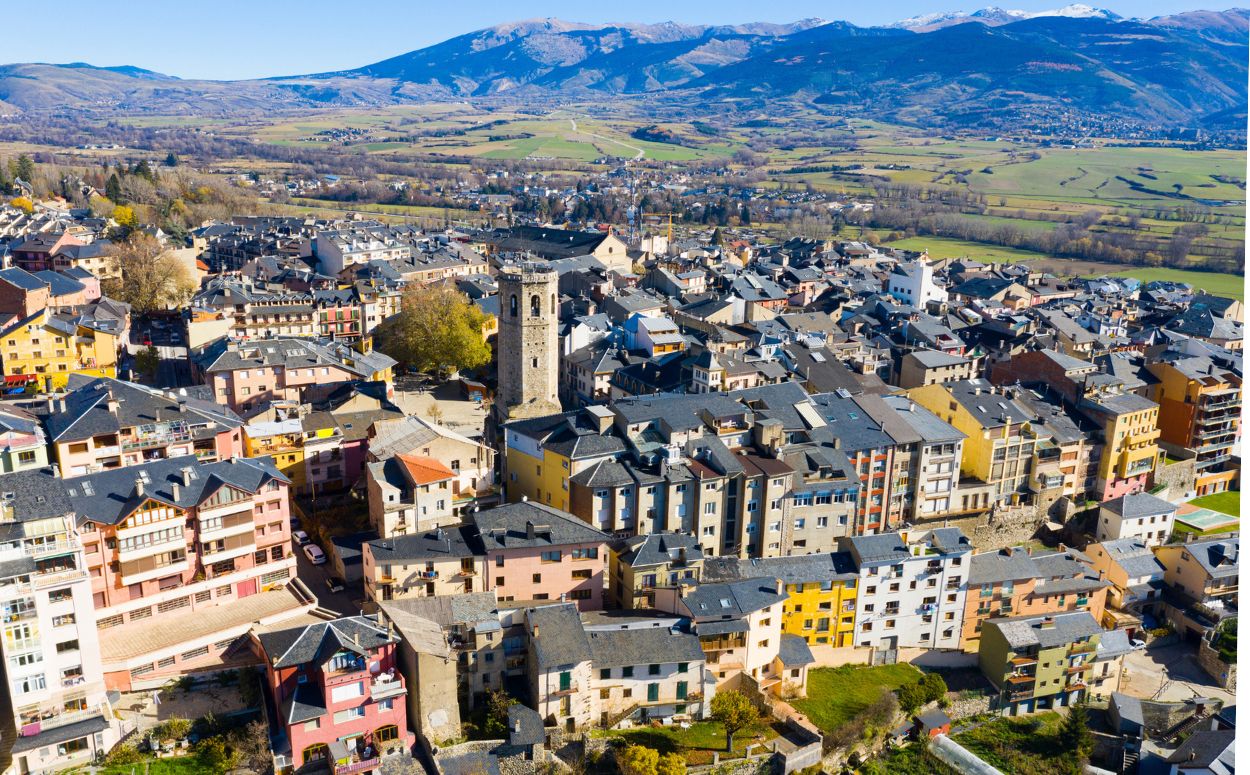 Vistes aèries de Puigcerdà amb el campanar de Santa Maria Vistes aèries de Puigcerdà amb el campanar de Santa Maria