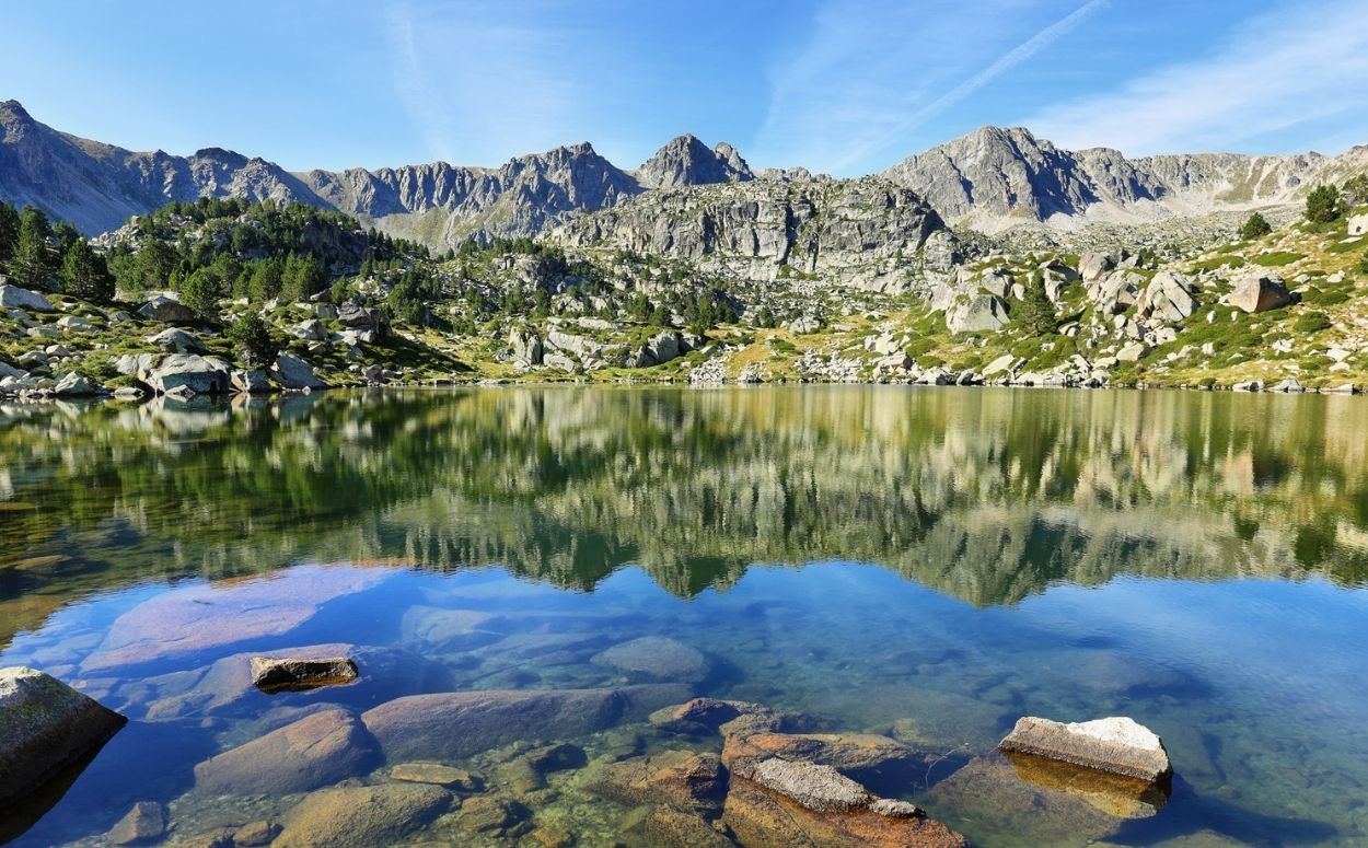 Estany de Pessons, espectacular llac als Pirineus Estany de Pessons, espectacular llac als Pirineus
