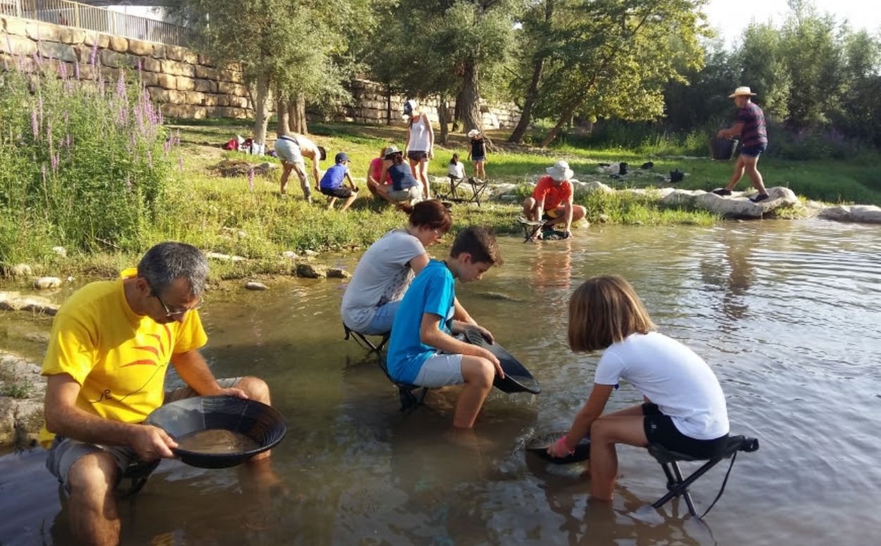 Un grup participa al Taller d’iniciació a la recerca d'or