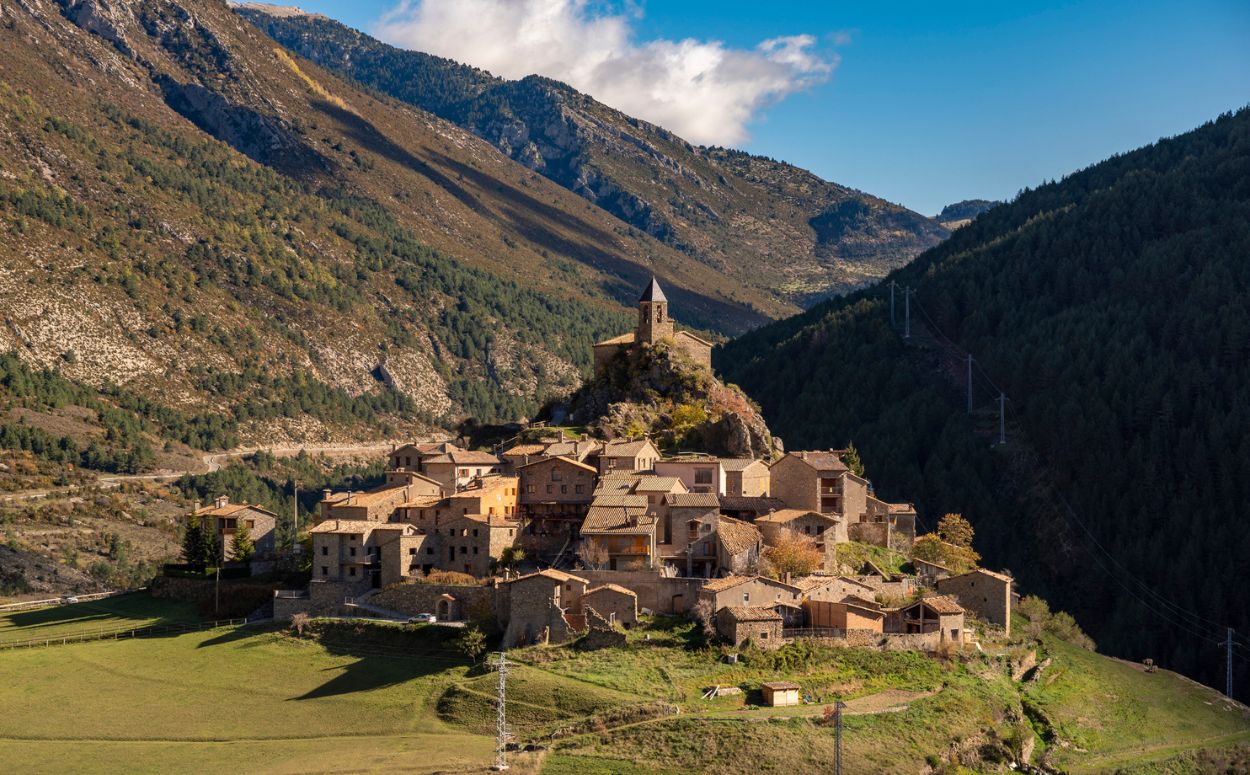 Des de Josa, hi ha unes vistes envejables d ela vall de Tuixén - la Vansa Des de Josa, hi ha unes vistes envejables d ela vall de Tuixén - la Vansa