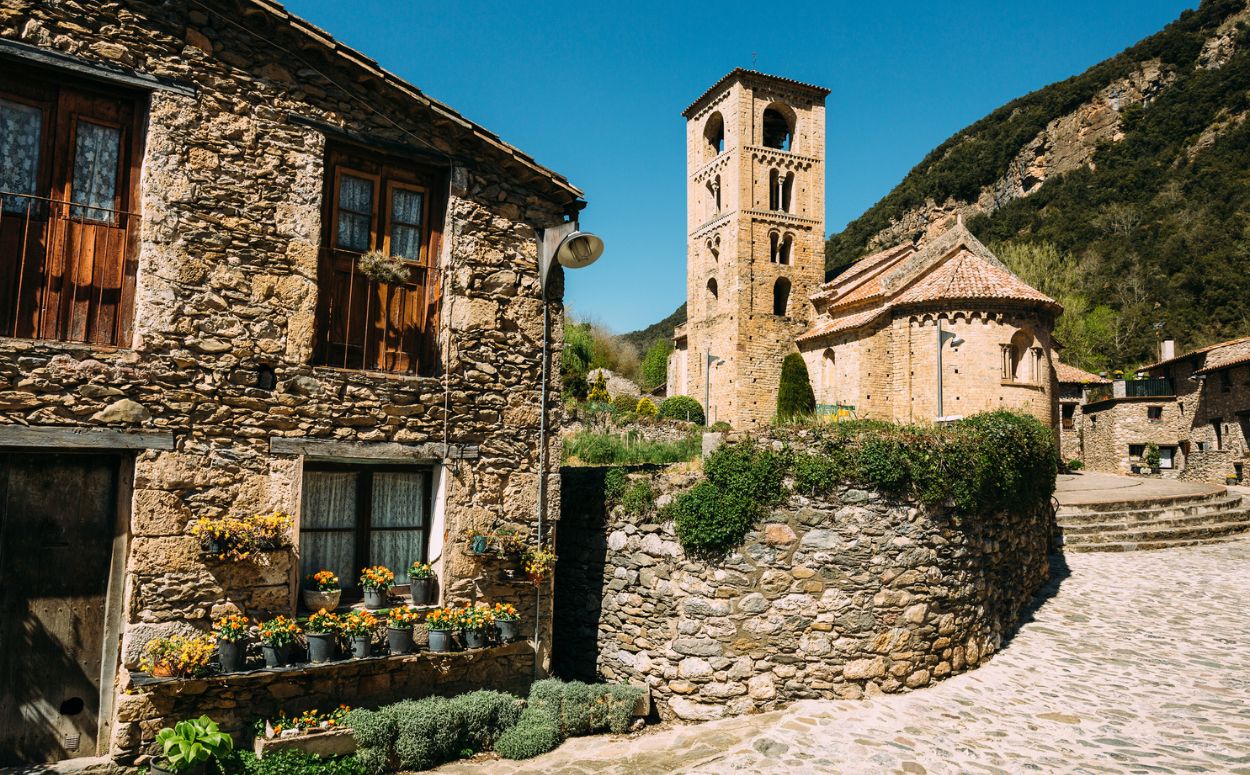 Beget, amb l'església de Sant Cristòfol, és un dels pobles imprescindibles de la vall de Camprodon Beget, amb l'església de Sant Cristòfol, és un dels pobles imprescindibles de la vall de Camprodon