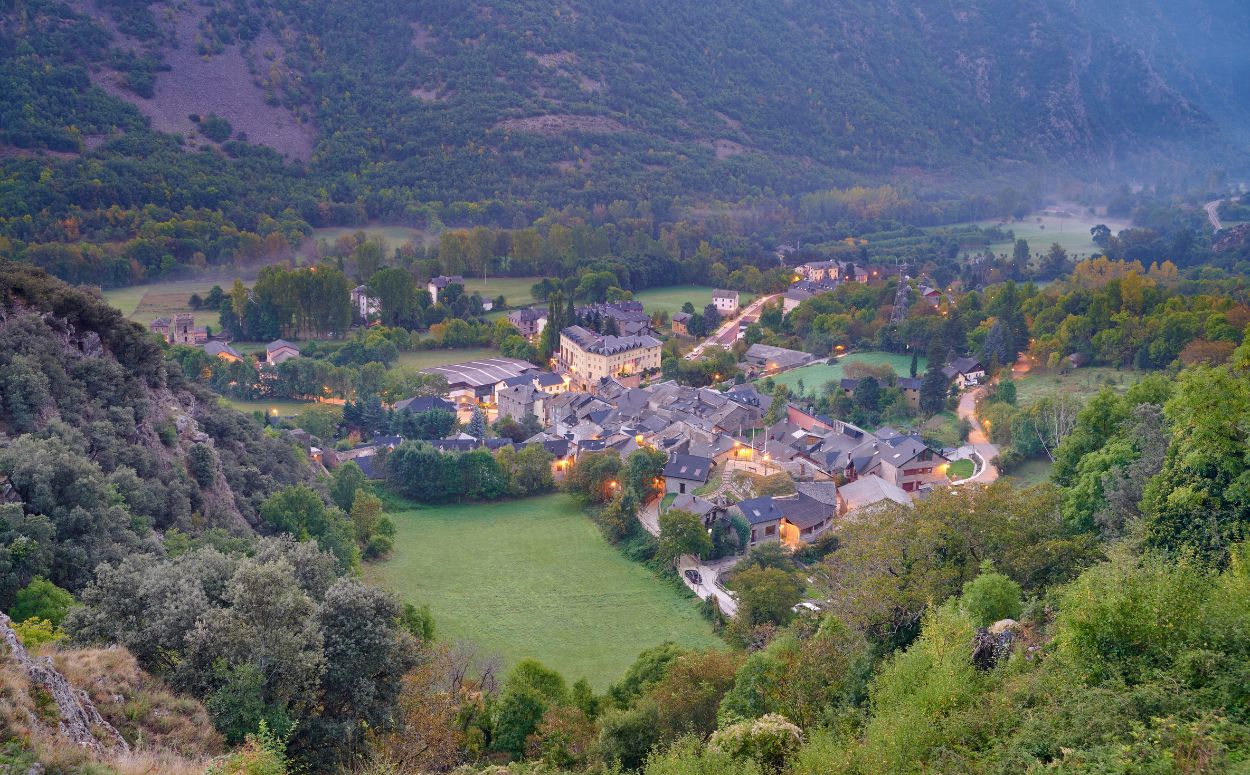 La Ribera de Cardós a vista d'ocell quan es fa fosc La Ribera de Cardós a vista d'ocell quan es fa fosc