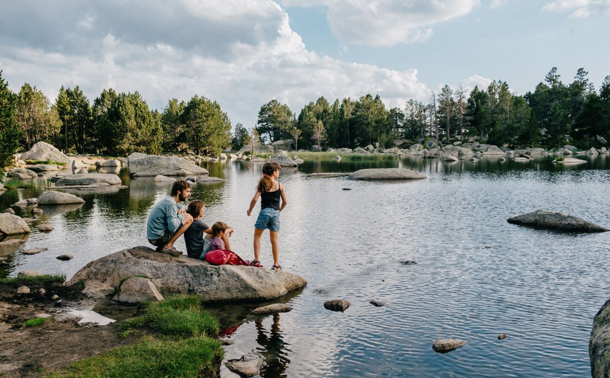 Una família a la vora de l'estany de Malniu Una família a la vora de l'estany de Malniu