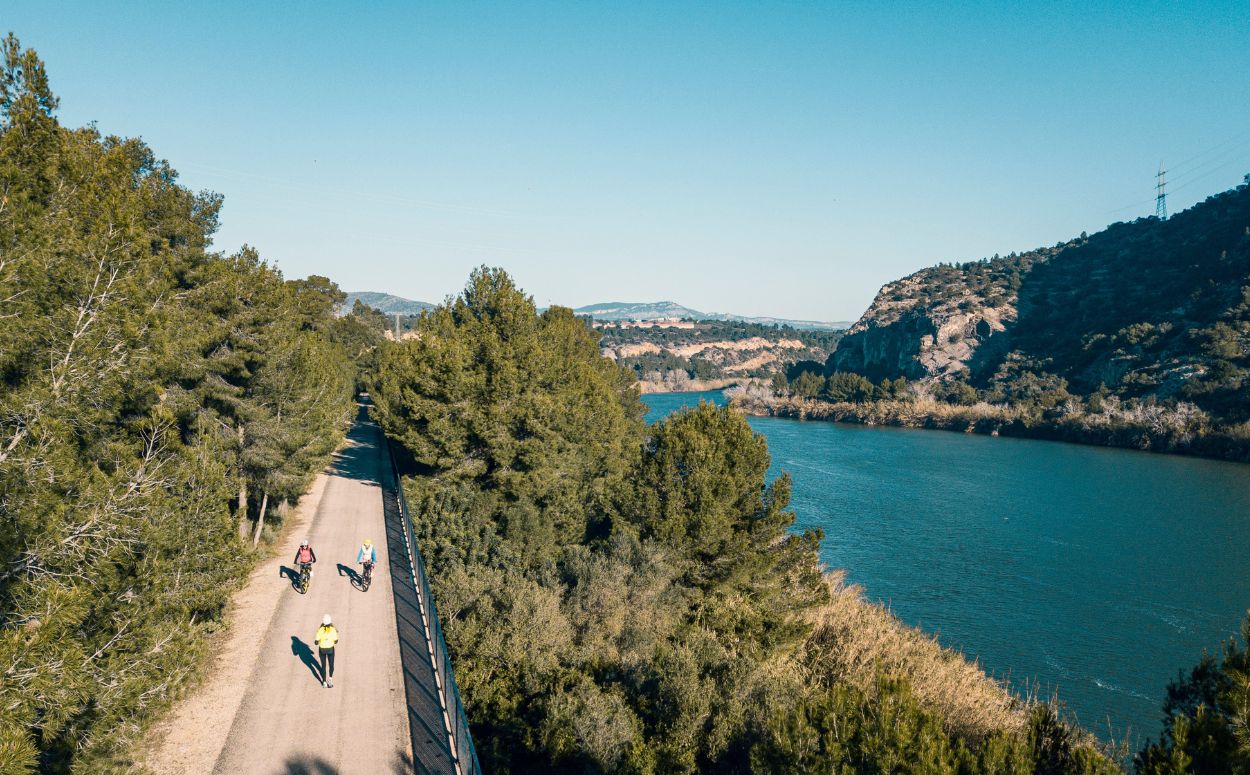 Les vies verdes van paral·leles al riu Ebre, en gran part del seu recorregut Les vies verdes van paral·leles al riu Ebre, en gran part del seu recorregut