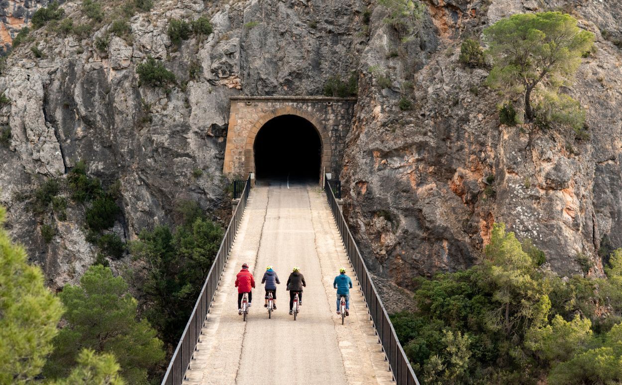 Un dels túnels que travessa la via verda de la val de Zafan
