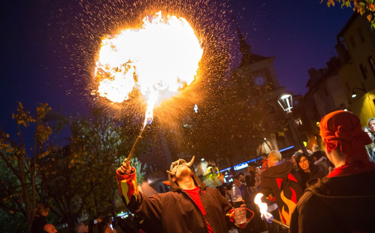 El Grup de Recerca de la Cerdanya va recuperar la tradició dels Espantanens i la Nit d'Ànimes de Puigcerdà el 2009