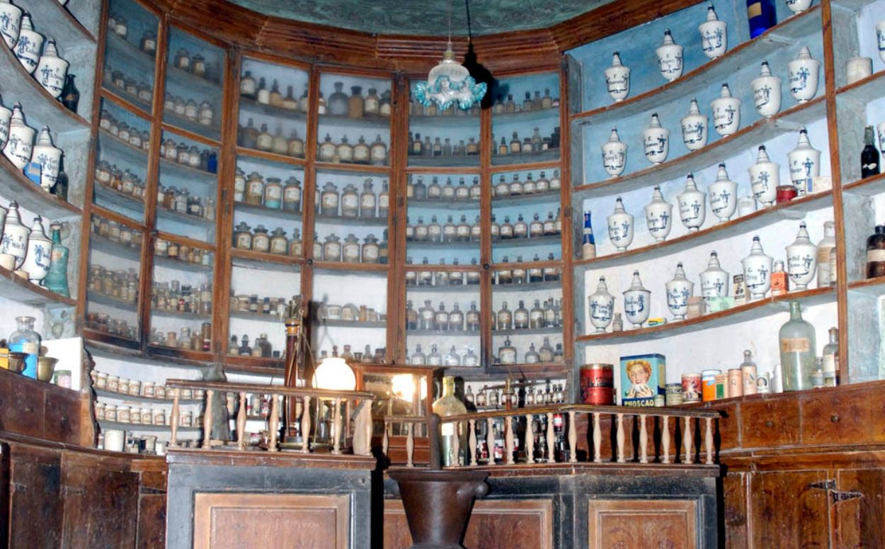 La farmàcia Tomàs Pinyol de Llardacans és la més antiga de Catalunya que ha funcionat sempre al mateix lloc