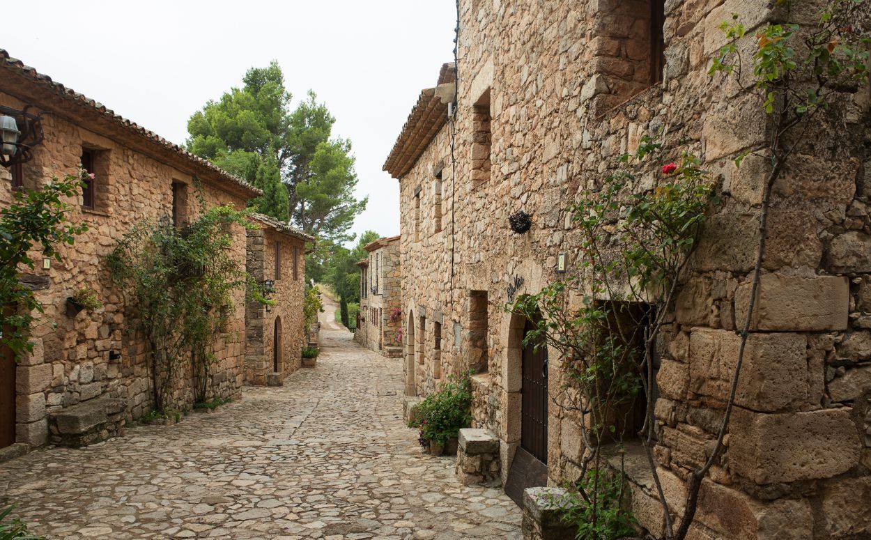 Siurana s'alça al cim d'una gran roca de la serralada de Prades Siurana s'alça al cim d'una gran roca de la serralada de Prades