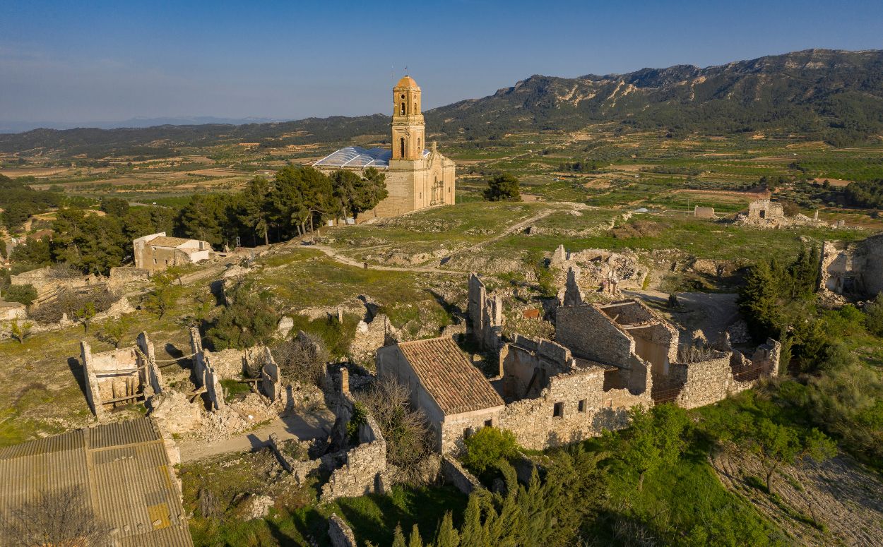 La panoràmica àeria de les cases bombarejades de Corbera d'Ebre és espectacular La panoràmica àeria de les cases bombarejades de Corbera d'Ebre és espectacular