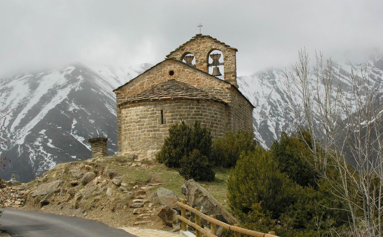 L’ermita de Sant Quirc de Durro es troba en un turonet a dos quilòmetres del poble L’ermita de Sant Quirc de Durro es troba en un turonet a dos quilòmetres del poble