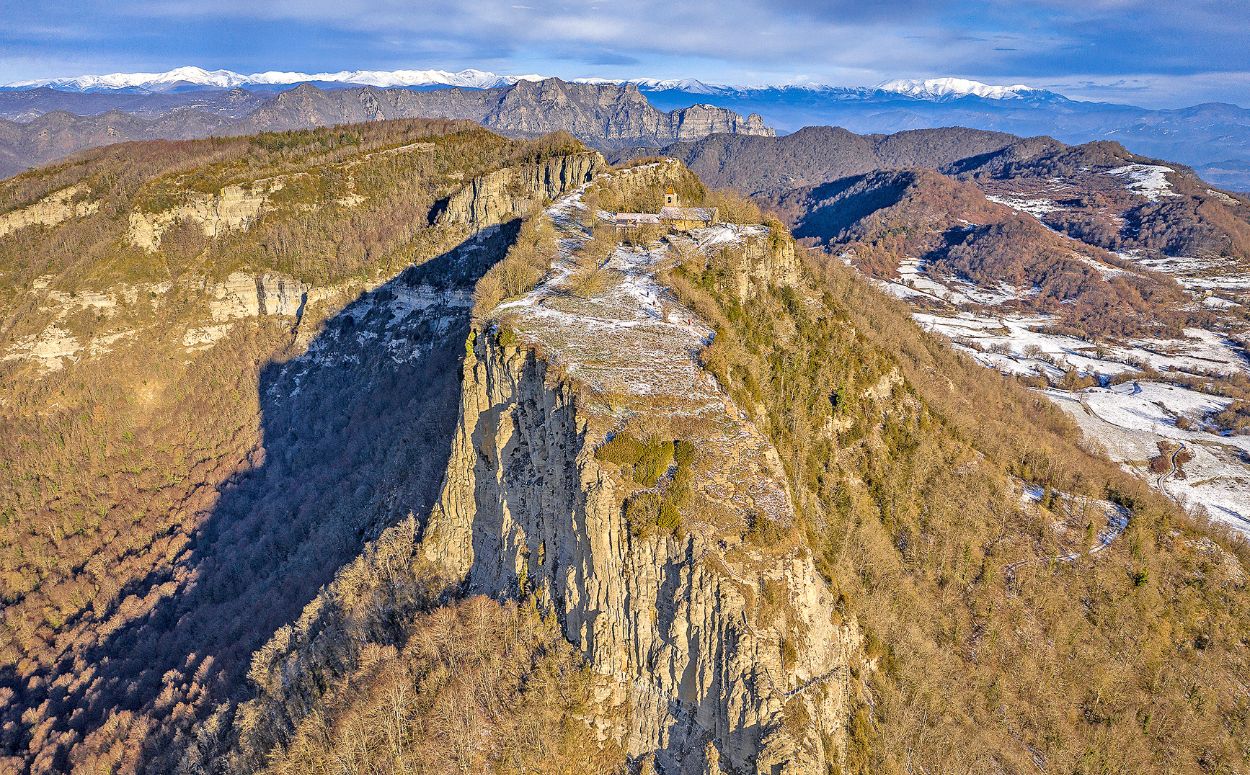 El santuari de Cabrera, situat a dalt d'un penyasegat, és un dels millors miradors d'Osona. El santuari de Cabrera, situat a dalt d'un penyasegat, és un dels millors miradors d'Osona.