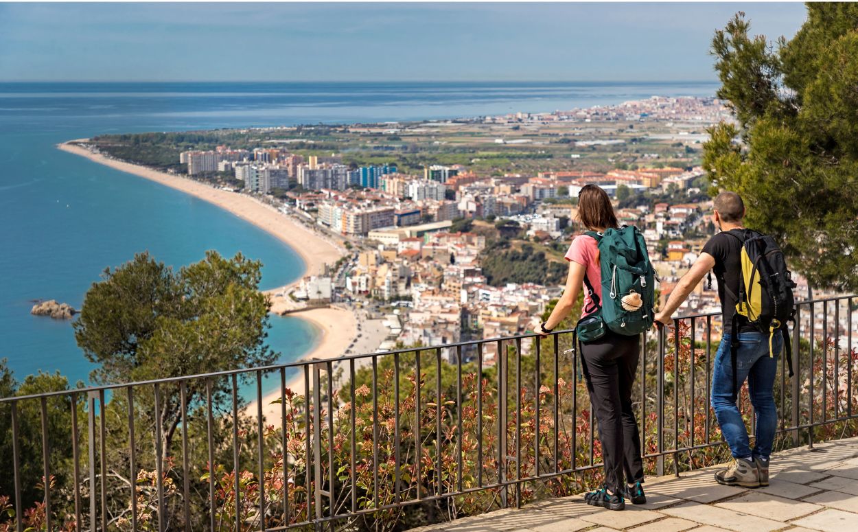 La branca del camí de Sant Jaume coneguda com la Via de Marina travessa la serralada litoral