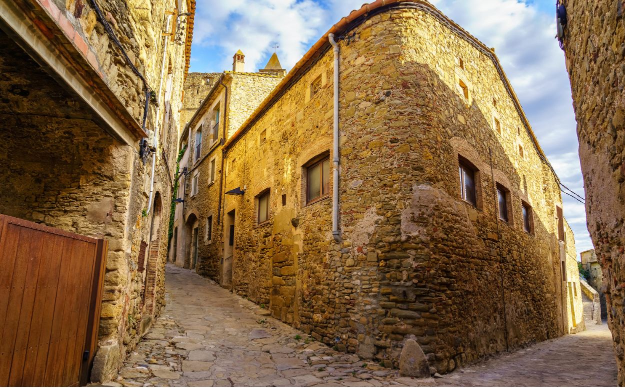 Madremanya és un dels pobles medievals de l'Empordanet que cal visitar Madremanya és un dels pobles medievals de l'Empordanet que cal visitar
