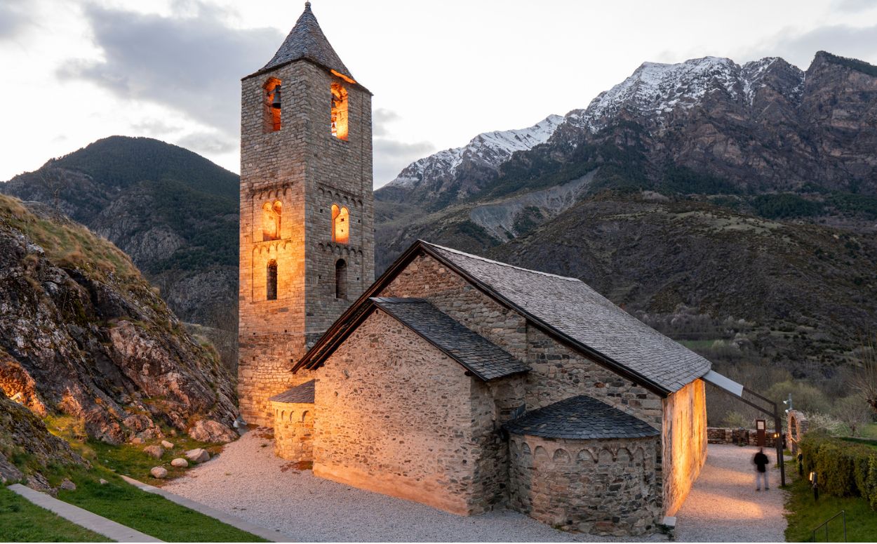 L'església de Sant Joan de Boí és de mitjan segle XI i forma part del primer gros d'esglésies de la Vall de Boí L'església de Sant Joan de Boí és de mitjan segle XI i forma part del primer gros d'esglésies de la Vall de Boí