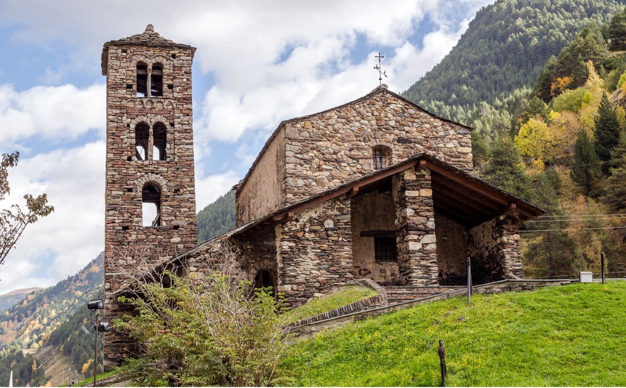 Sant Joan de Caselles és un dels edificis cabdals de l'art romànic andorrà Sant Joan de Caselles és un dels edificis cabdals de l'art romànic andorrà