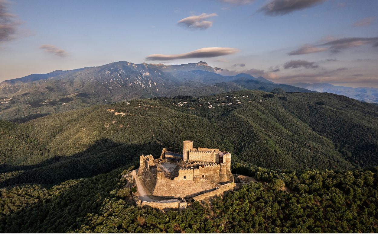 El castell de Montsoriu és el principal monument del Vesvomtat de Cabrera El castell de Montsoriu és el principal monument del Vesvomtat de Cabrera