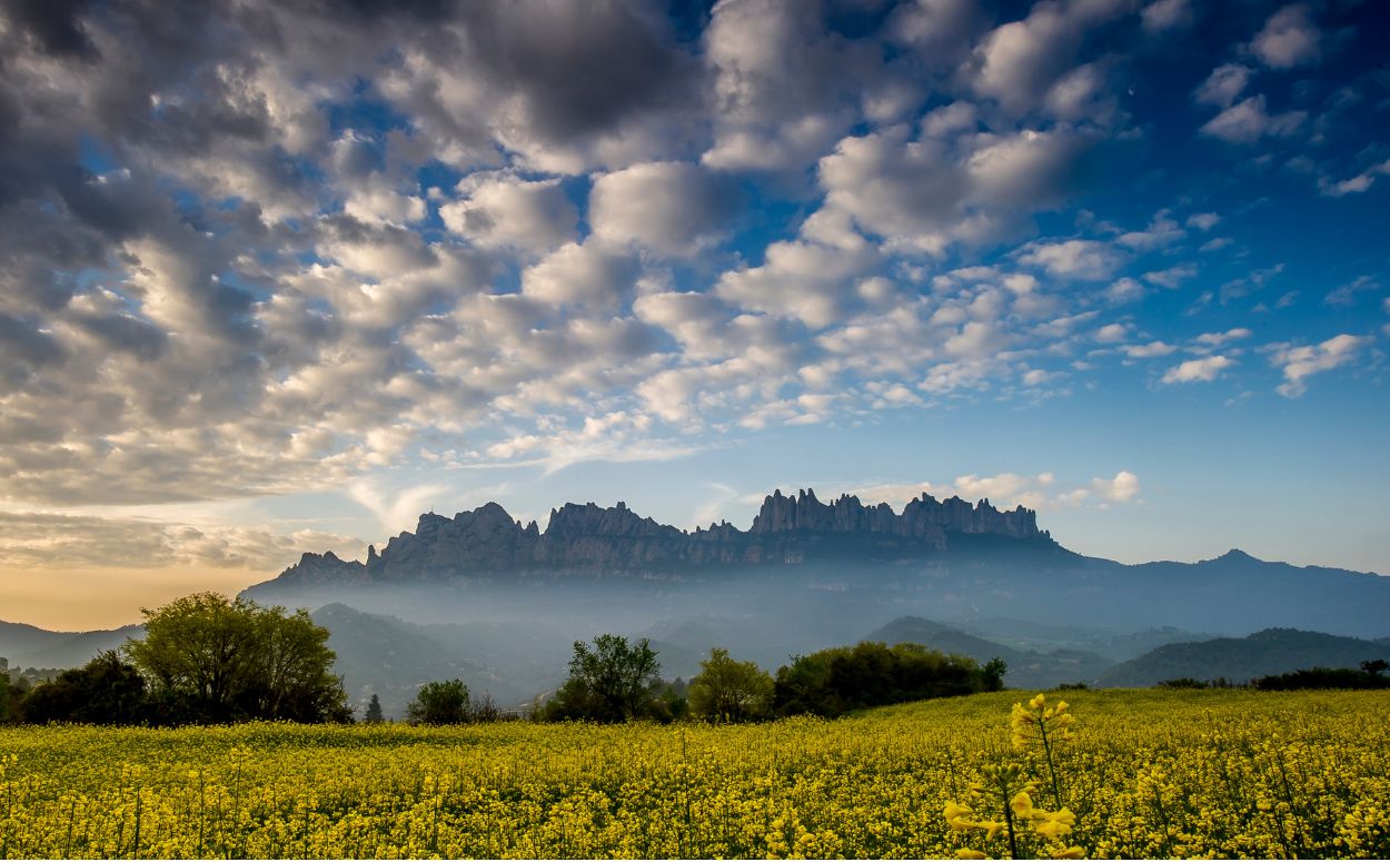 Vistes de Montserrat amb els primers rajos de sol Vistes de Montserrat amb els primers rajos de sol