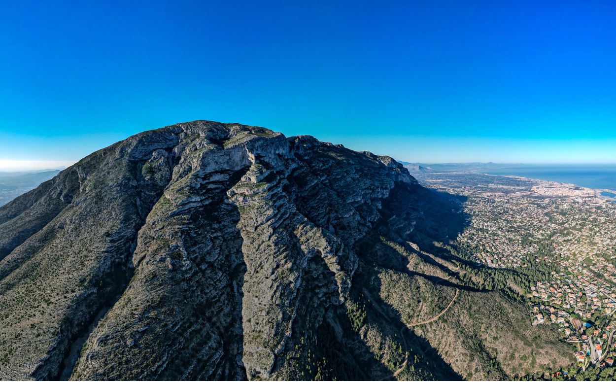 El massís de Montgó, la muntanya que resguarda Xàbia El massís de Montgó, la muntanya que resguarda Xàbia