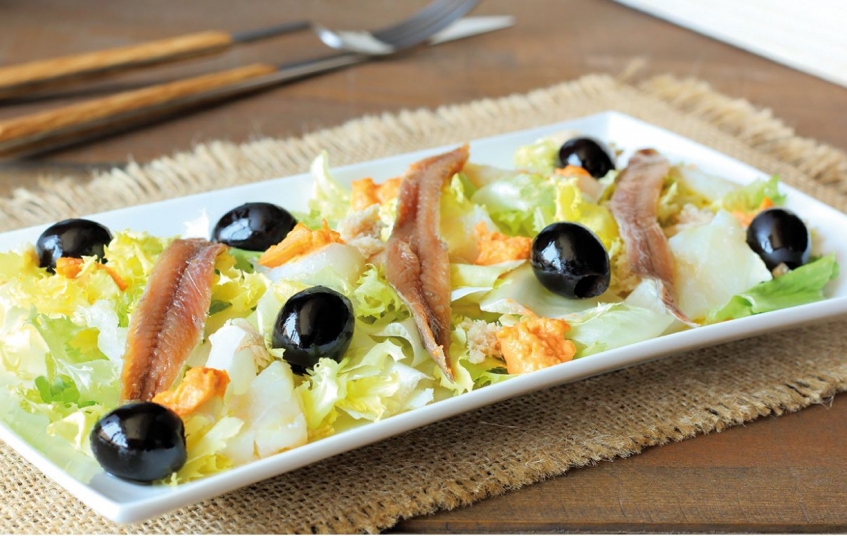 El xató és una amanida d'hivern a base d'escorola, bacallà, tonyina i anxoves