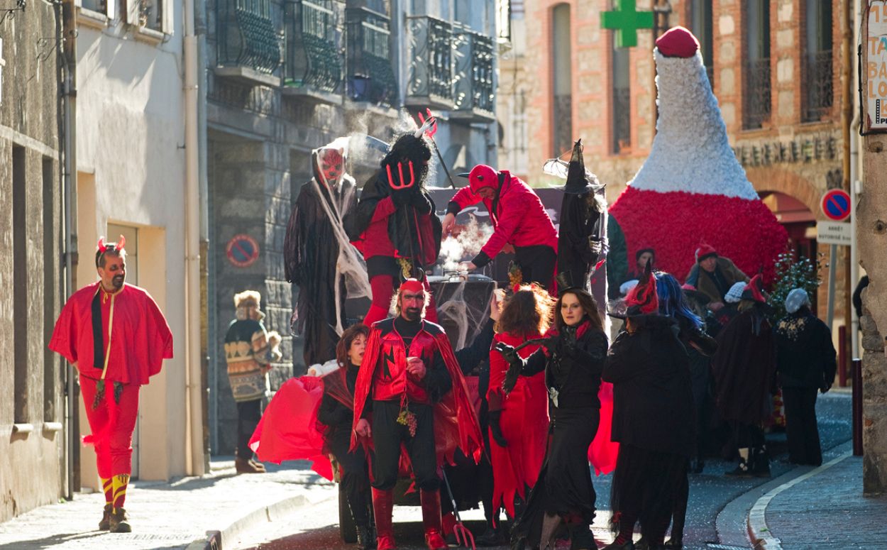 Cercavila al poble d'Arles per celebrar Carnaval