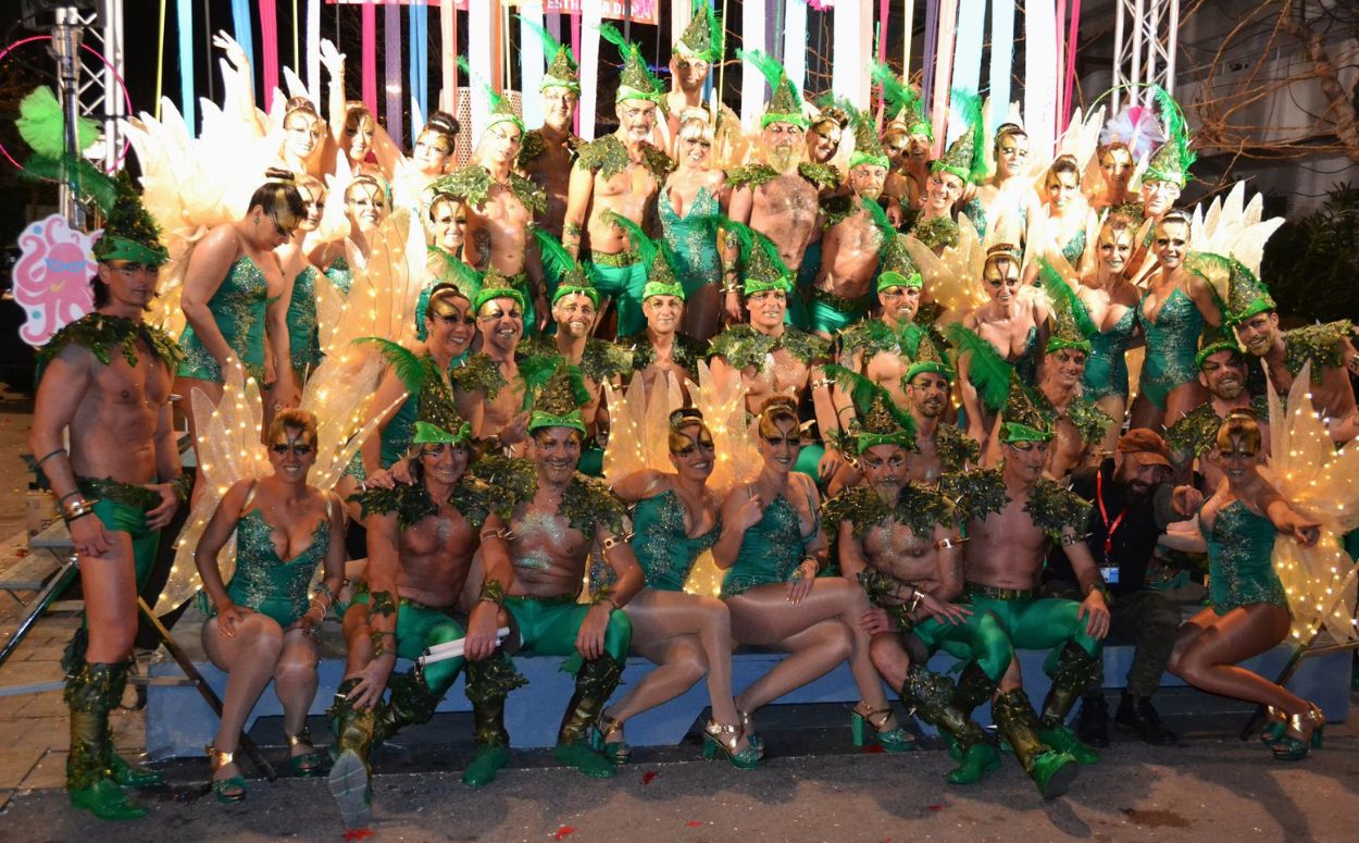 Desfilada d'una de les carrosses del Carnaval de Sitges