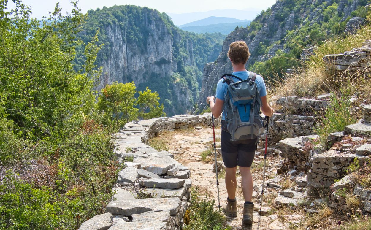 Senderista pel congost de Vikos i el Parc Nacional de Vikos-Aoös