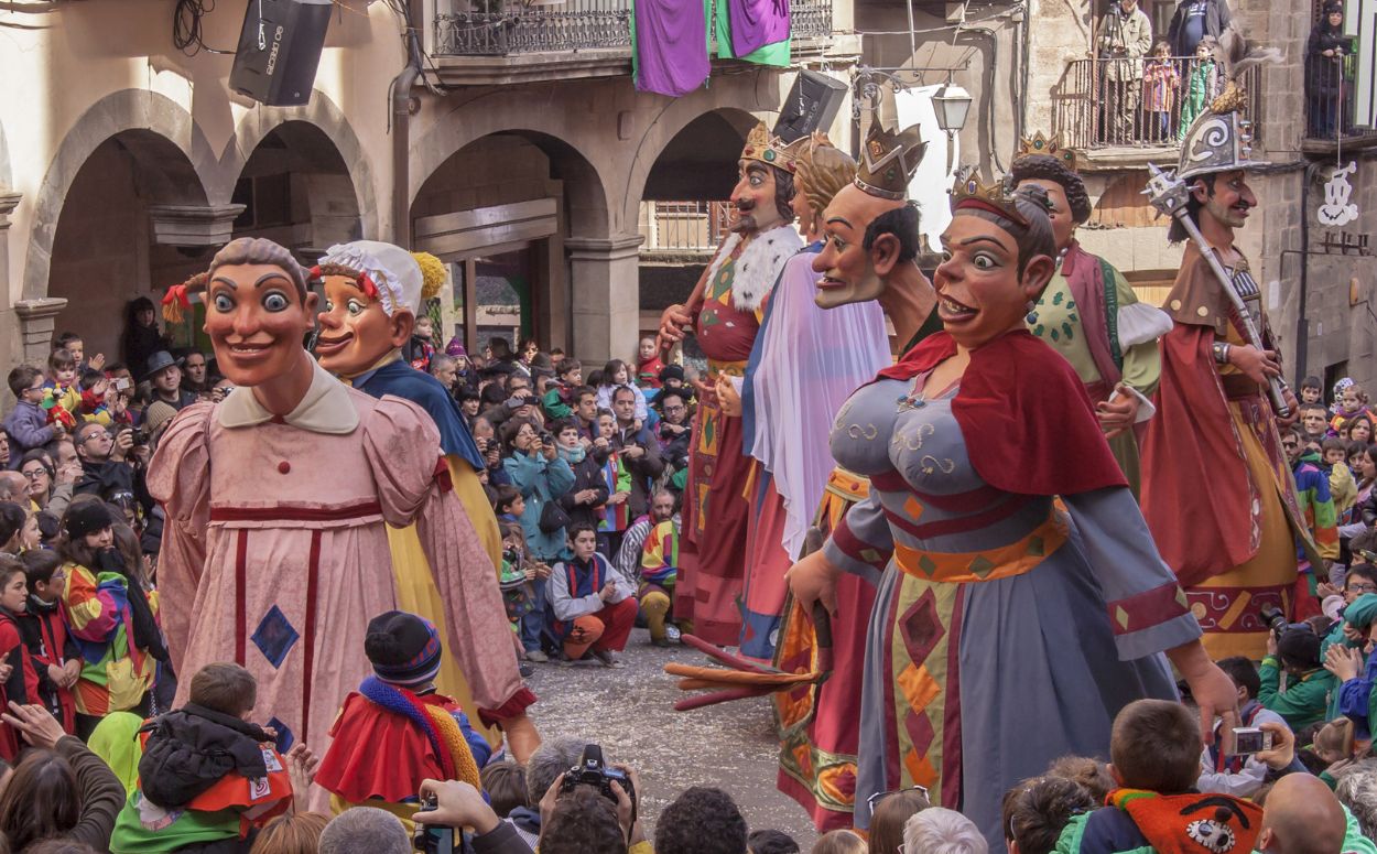 Els gegants bojos ballant al Carnaval de Solsona
