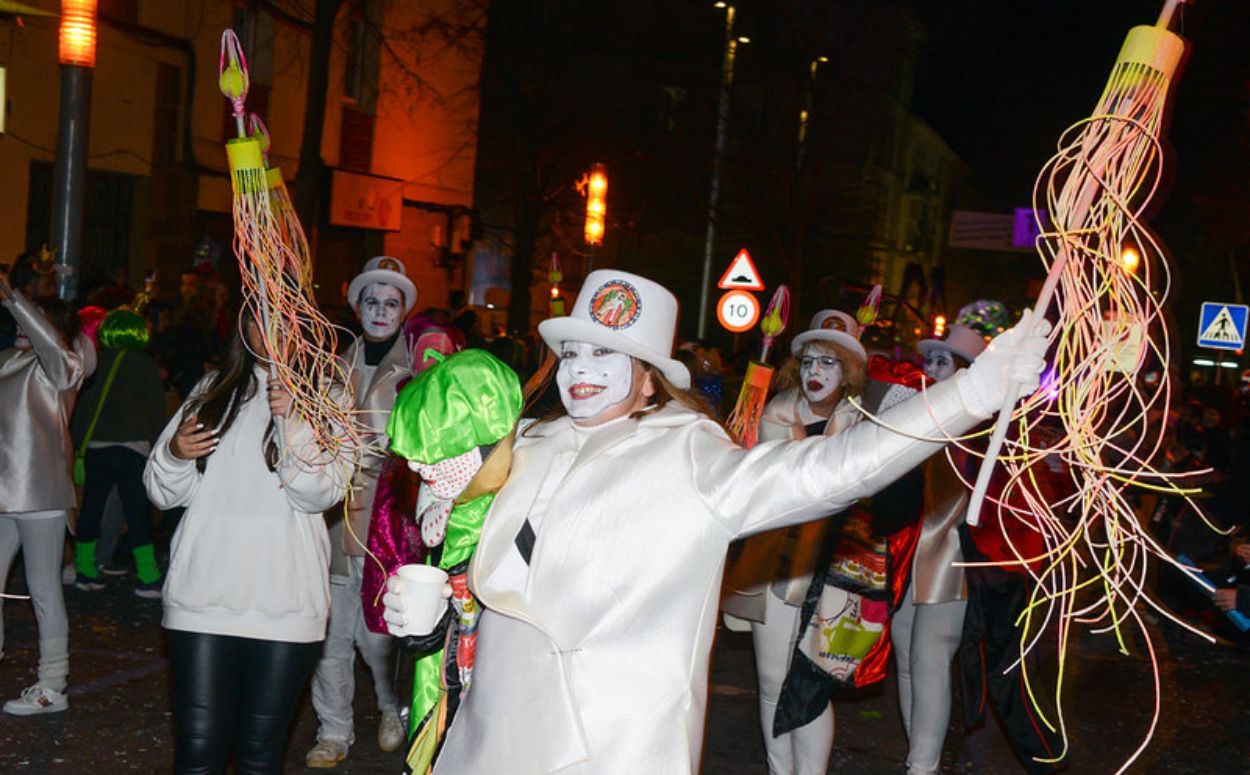 Multitudinària rua de Carnaval pels carrers de Torelló