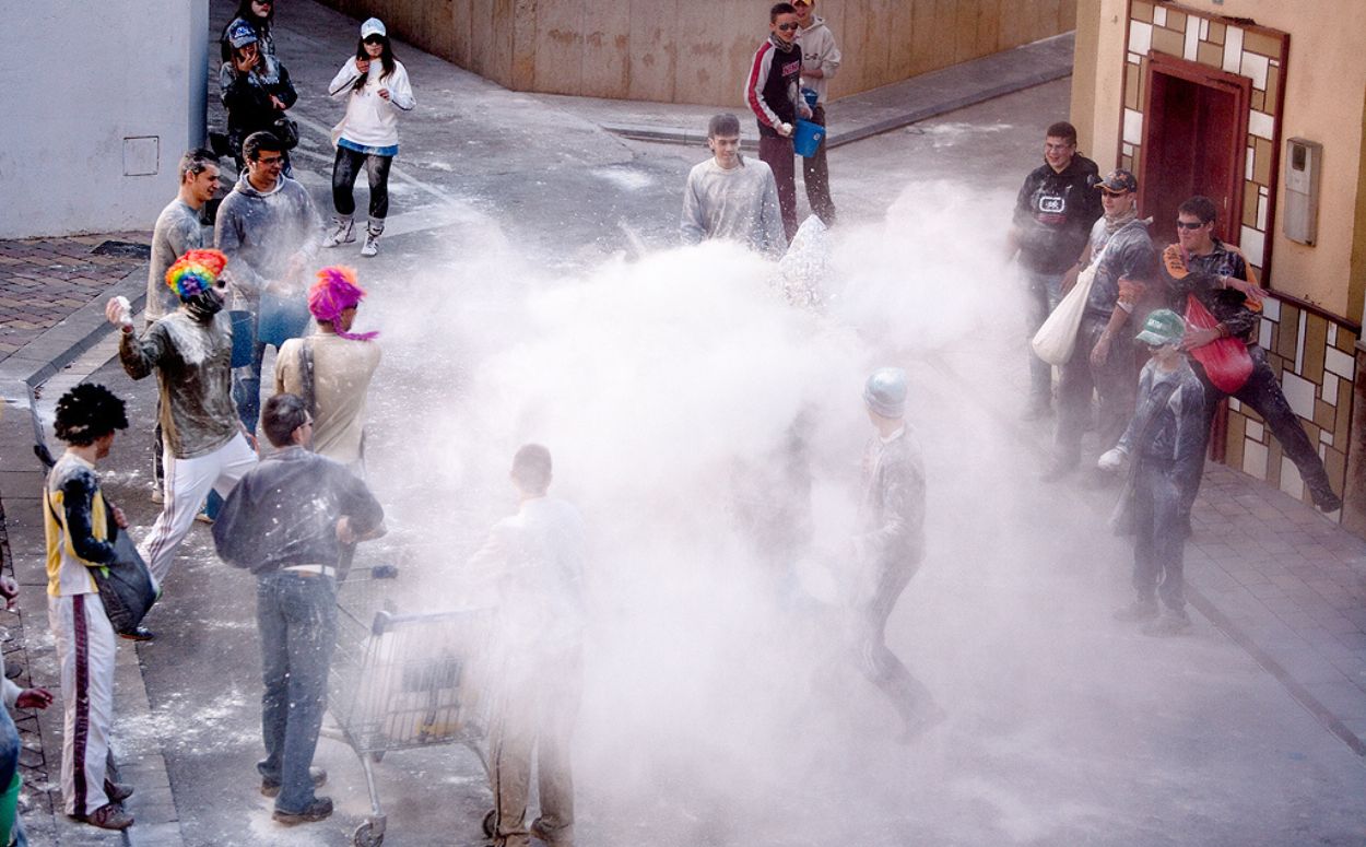 Popular batalla de farina pels carrers de Godall